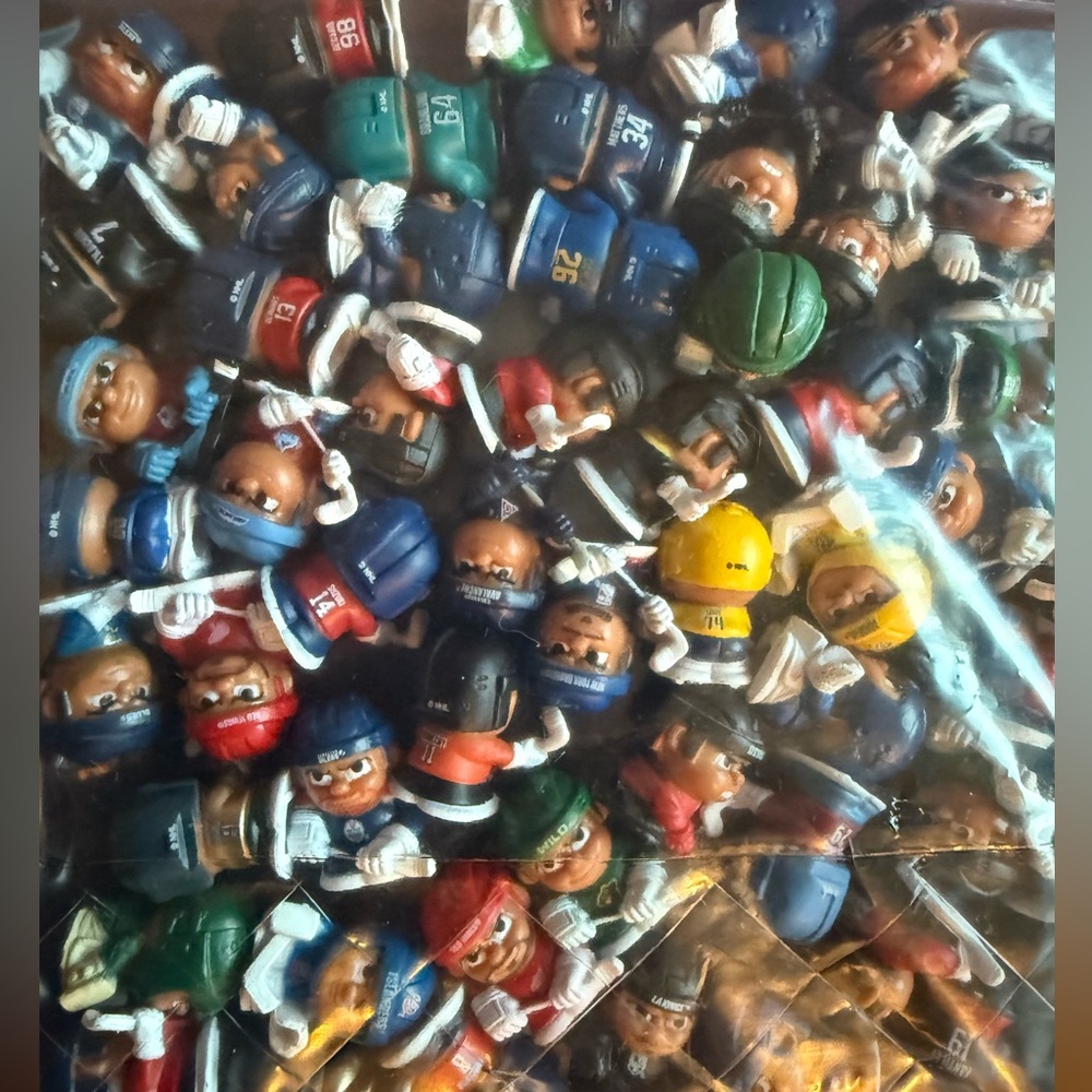 TeenyMates Collectible Figures Set and Tin - Picture 2 of 5